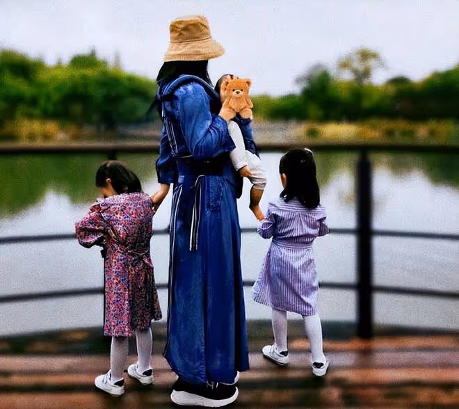 張傑小女兒滿3歲，謝娜罕曬母女合照，把小咘芽抱懷裡親吻好有愛