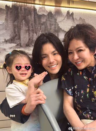 向佐曬郭碧婷合照！網見美顏圖傻眼「只顧自己帥」　老婆臉比例歪了