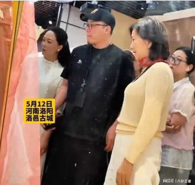 70歲董明珠現身洛陽考察!王自如貼心陪伴,男方小動作頻頻太曖昧