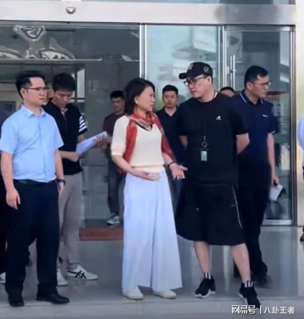 70歲董明珠現身洛陽考察!王自如貼心陪伴,男方小動作頻頻太曖昧
