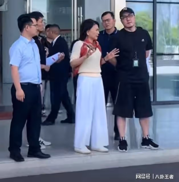 70歲董明珠現身洛陽考察!王自如貼心陪伴,男方小動作頻頻太曖昧