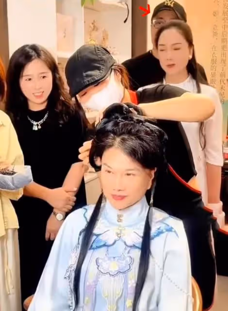 69歲董明珠一改風格,穿漢服逛街太驚艷!身後的王自如眼神亮了