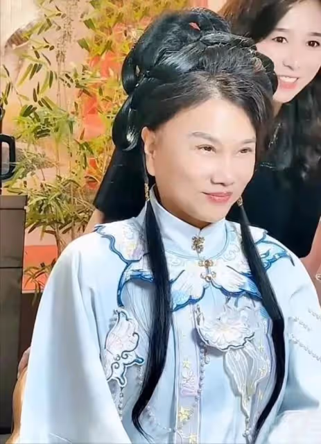 69歲董明珠一改風格,穿漢服逛街太驚艷!身後的王自如眼神亮了