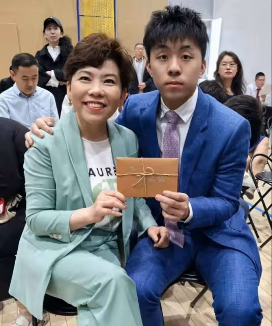 太興奮!鄧亞萍參加兒子成人禮,18歲林瀚銘學校曝光,果然不簡單