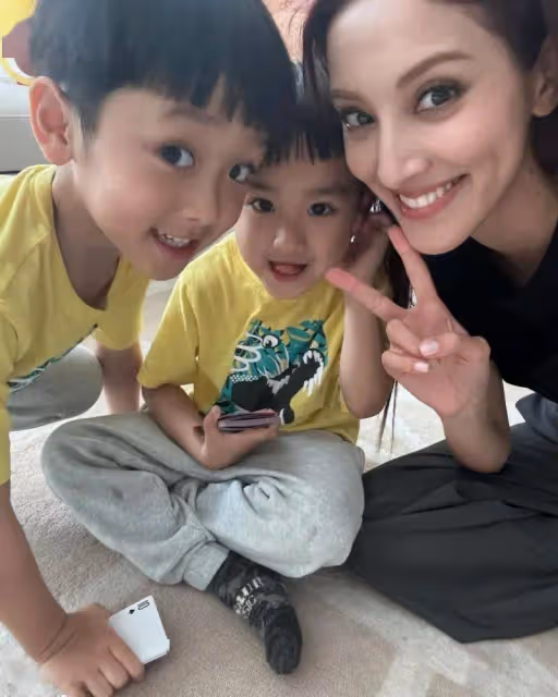 32歲TVB女星大曬母女合照!龍鳳胎弟弟像外國人,傳出身世疑雲