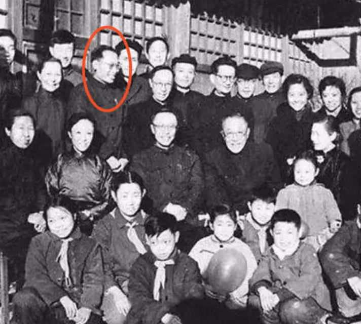 那英這位皇室後裔,高調回歸《歌手》大戰八國聯軍,父親曾與溥儀合影