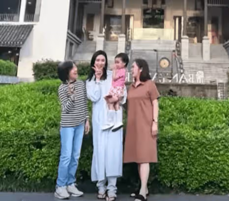 李亞鵬欠著巨債，老婆遊山玩水，同甘共苦只是說說而已！
