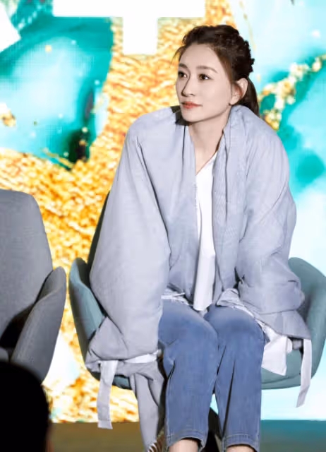 李小冉的面容像吃了防腐劑似的，老公給他五億也不做醫美