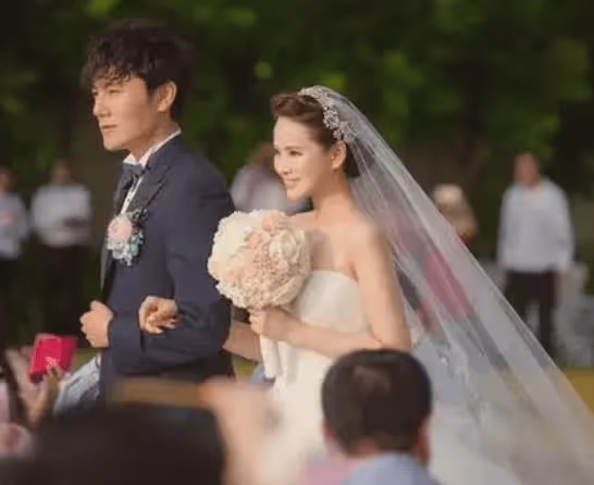 伊能靜結婚時秦昊買不起鑽戒，僅有4萬元存款，我毫無怨言默默支持！