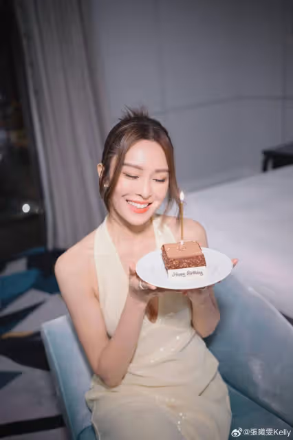 生日福利!TVB花旦張曦雯曬浴缸美照,胸前大解放,43寸長腿搶鏡