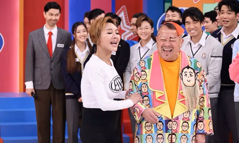 葉子楣伸舌頭吸桌球,網友辣評太重口味,豐滿身材成全場焦點