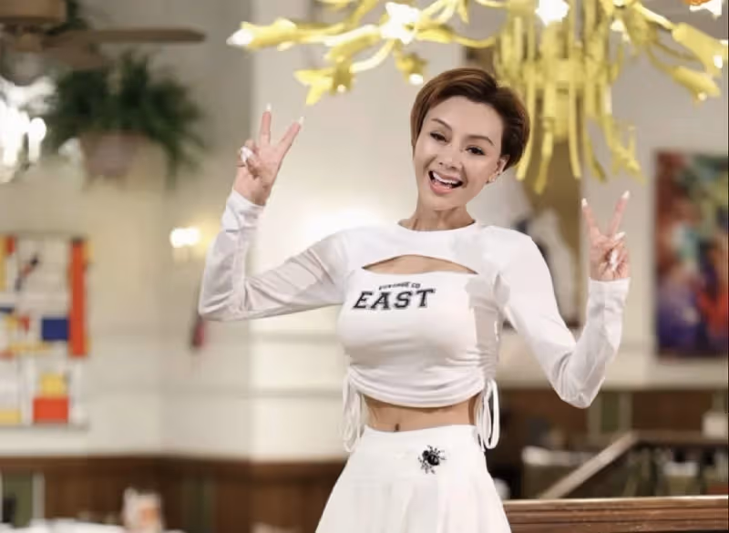 葉子楣伸舌頭吸桌球，網友辣評太重口味，豐滿身材成全場焦點