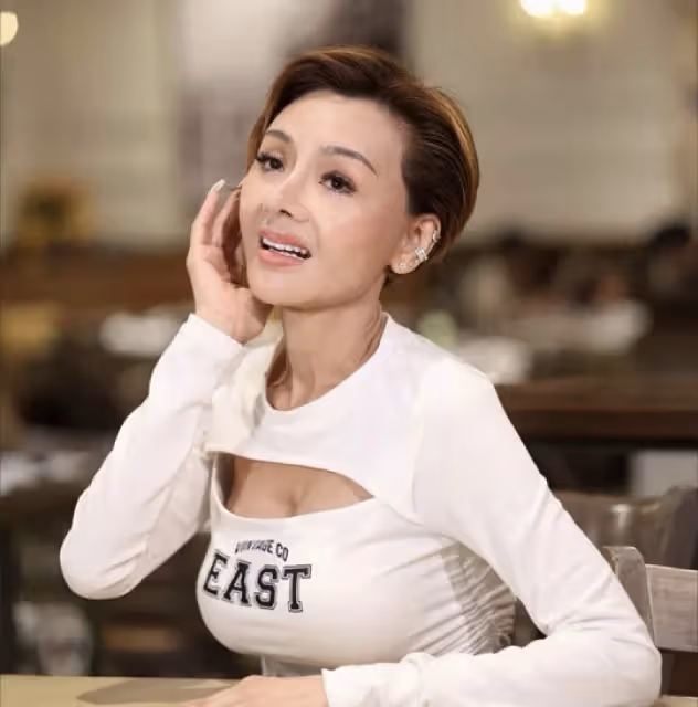 葉子楣伸舌頭吸桌球，網友辣評太重口味，豐滿身材成全場焦點