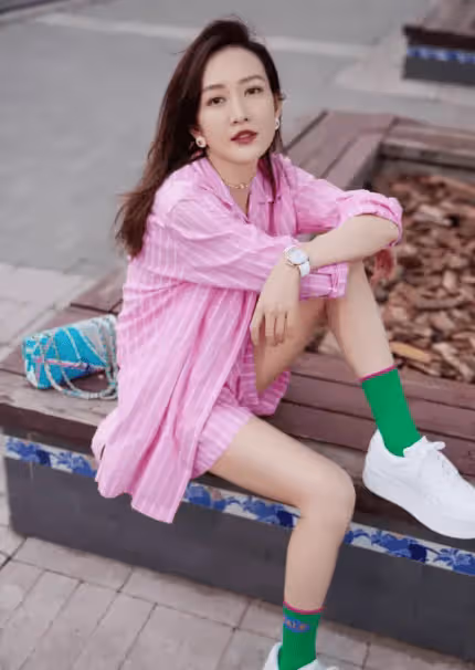 王鷗當媽後換了風格,穿條紋襯衫+短褲+小白鞋,41歲美出新高度