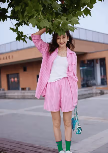 王鷗當媽後換了風格,穿條紋襯衫+短褲+小白鞋,41歲美出新高度