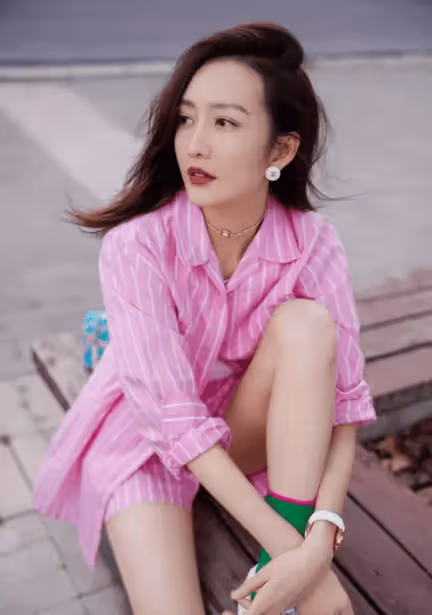 王鷗當媽後換了風格,穿條紋襯衫+短褲+小白鞋,41歲美出新高度