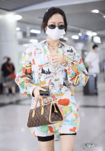 王鷗當媽後換了風格,穿條紋襯衫+短褲+小白鞋,41歲美出新高度