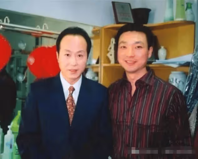 「央視一哥」去世,當初哭到昏厥的妻子卻改嫁豪門,如今25歲兒子成啥樣?