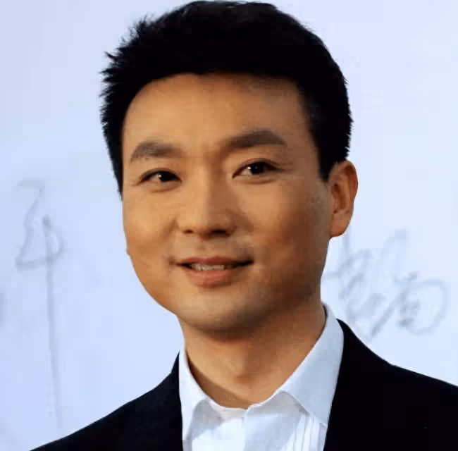「央視一哥」去世,當初哭到昏厥的妻子卻改嫁豪門,如今25歲兒子成啥樣?