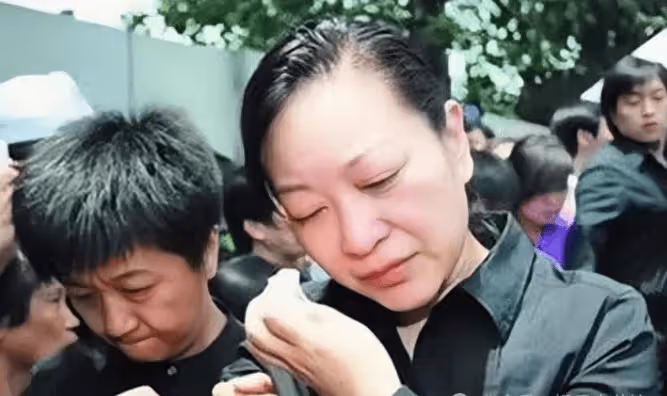 「央視一哥」去世,當初哭到昏厥的妻子卻改嫁豪門,如今25歲兒子成啥樣?