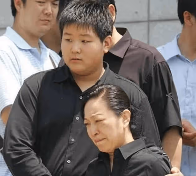 「央視一哥」去世,當初哭到昏厥的妻子卻改嫁豪門,如今25歲兒子成啥樣?