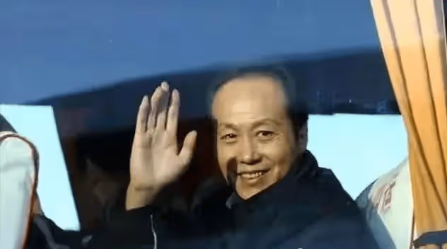 「央視一哥」去世,當初哭到昏厥的妻子卻改嫁豪門,如今25歲兒子成啥樣?