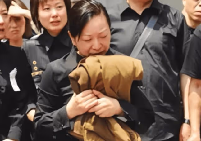 「央視一哥」去世,當初哭到昏厥的妻子卻改嫁豪門,如今25歲兒子成啥樣?