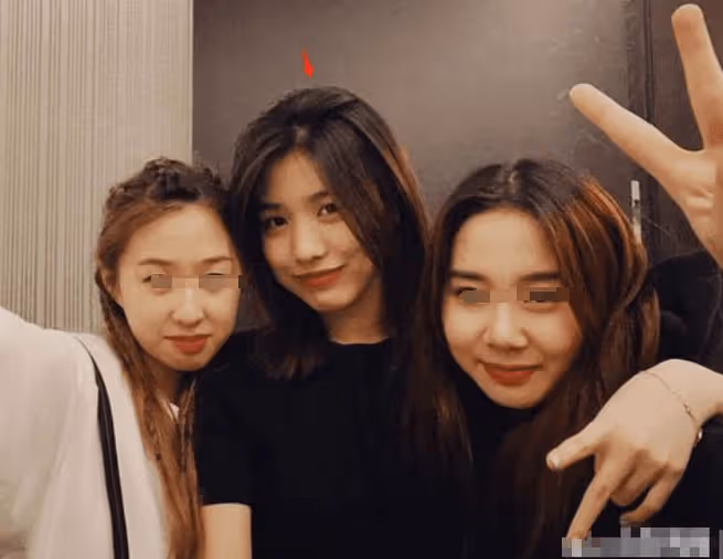 汪峰18歲女兒近 照火辣,濃妝艷抹街頭夜遊,傳章子怡走後風格大變