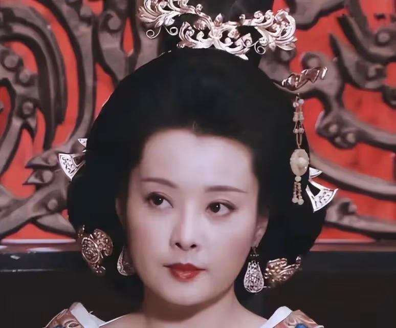 袁立同框鞏俐輸太慘,一個過分打扮是大媽,一個簡約卻高級,中年人靠穿搭取勝