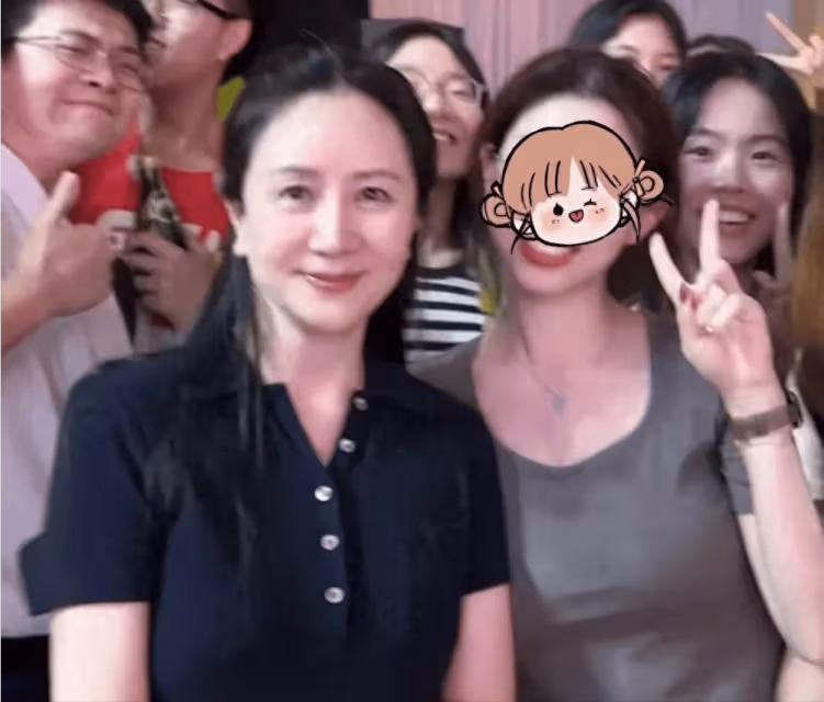 52歲孟晚舟亮相青海荒漠,穿馬甲好接地氣,素顏也好少女!