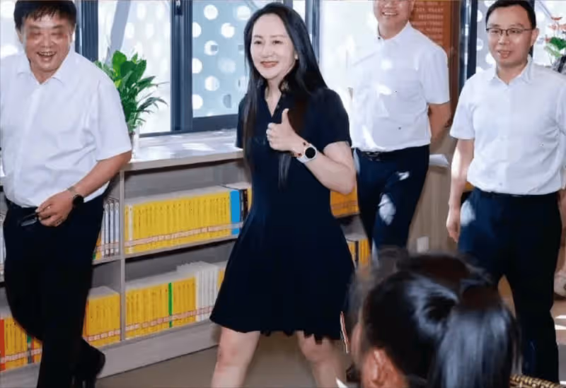 52歲孟晚舟亮相青海荒漠,穿馬甲好接地氣,素顏也好少女!
