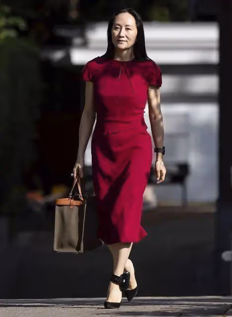52歲孟晚舟亮相青海荒漠,穿馬甲好接地氣,素顏也好少女!