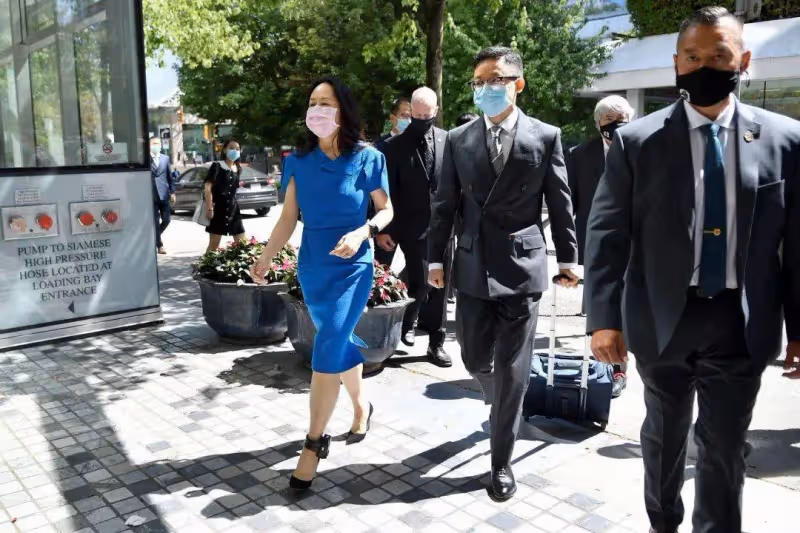 52歲孟晚舟亮相青海荒漠,穿馬甲好接地氣,素顏也好少女!