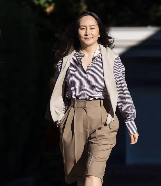 52歲孟晚舟亮相青海荒漠,穿馬甲好接地氣,素顏也好少女!