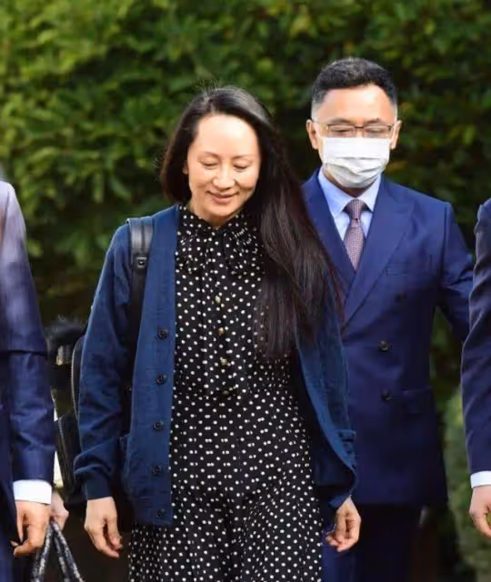 52歲孟晚舟亮相青海荒漠,穿馬甲好接地氣,素顏也好少女!