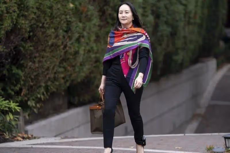 52歲孟晚舟亮相青海荒漠,穿馬甲好接地氣,素顏也好少女!