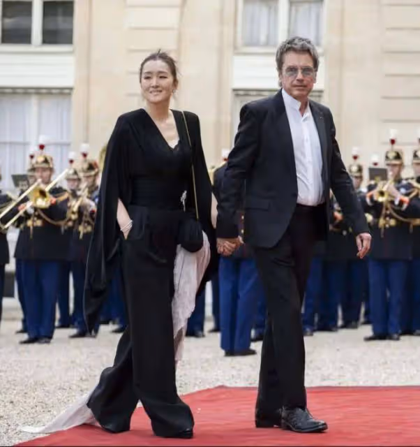 鞏俐又給國人長臉了!穿黑色禮服隨老公參加法國國宴,大氣端莊