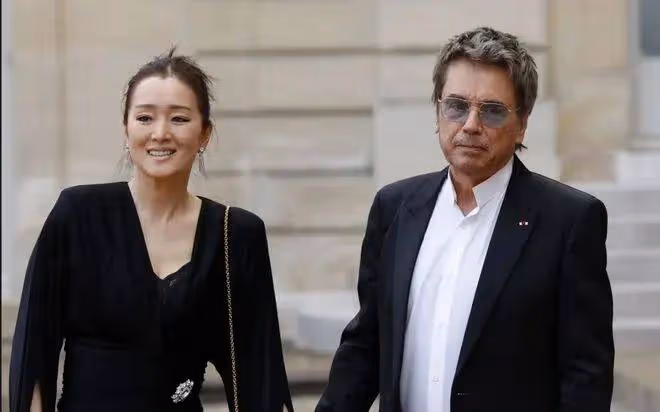 鞏俐又給國人長臉了!穿黑色禮服隨老公參加法國國宴,大氣端莊