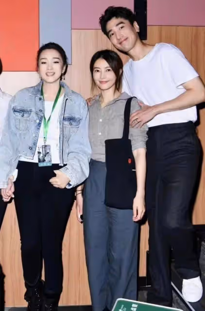 鞏俐又給國人長臉了！穿黑色禮服隨老公參加法國國宴，大氣端莊