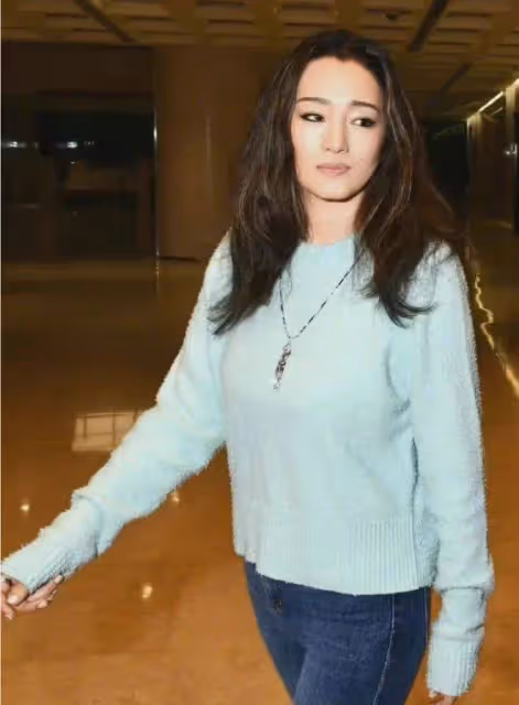 鞏俐又給國人長臉了！穿黑色禮服隨老公參加法國國宴，大氣端莊