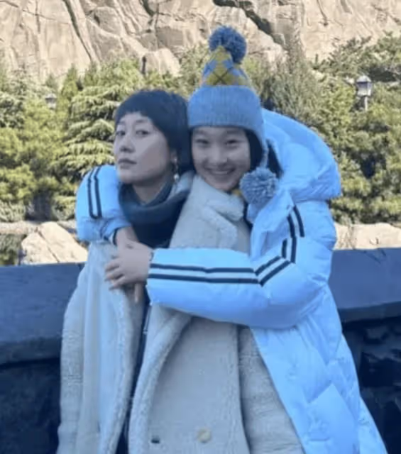 馬伊琍與倆女兒背影照流出,母女仨皆是大長腿,大女兒已高過她