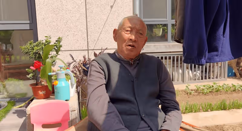 曝趙麗穎爺爺近照惹爭議!面容和善額頭似復刻,談及孫女滿臉擔心