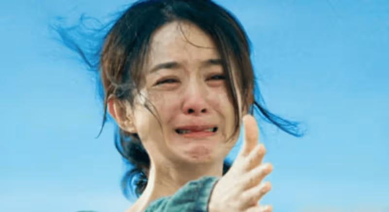 曝趙麗穎爺爺近照惹爭議!面容和善額頭似復刻,談及孫女滿臉擔心