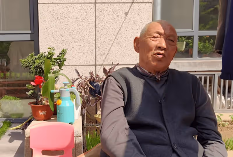 曝趙麗穎爺爺近照惹爭議!面容和善額頭似復刻,談及孫女滿臉擔心