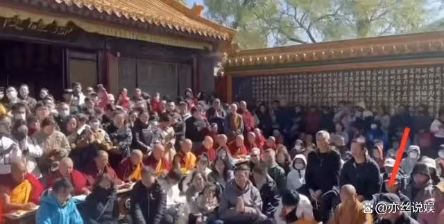 李連杰五台山虔誠禮佛,林虎大師親迎,保鏢護駕顯疲態