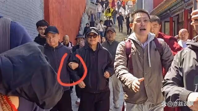 李連杰五台山虔誠禮佛,林虎大師親迎,保鏢護駕顯疲態