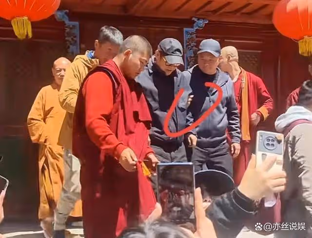 李連杰五台山虔誠禮佛,林虎大師親迎,保鏢護駕顯疲態