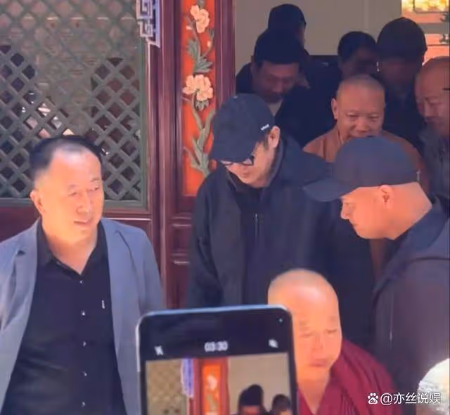 李連杰五台山虔誠禮佛,林虎大師親迎,保鏢護駕顯疲態