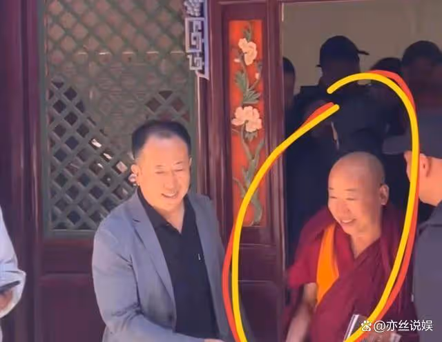 李連杰五台山虔誠禮佛,林虎大師親迎,保鏢護駕顯疲態