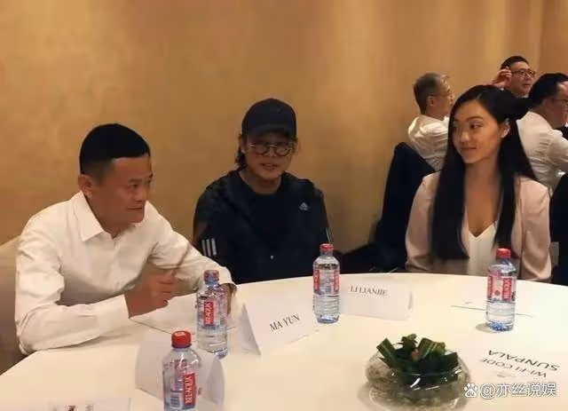 李連杰五台山虔誠禮佛,林虎大師親迎,保鏢護駕顯疲態